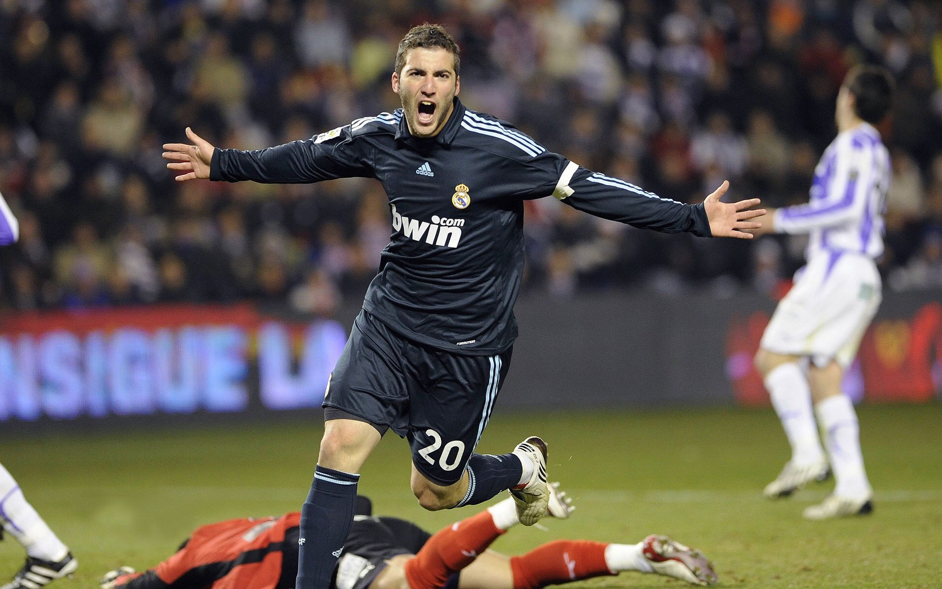 塞维利亚球员纳乔遭受伤病,将缺席下场比赛,塞尔维亚美女模特纳塔利娅·塞奇克(natalija scekic)